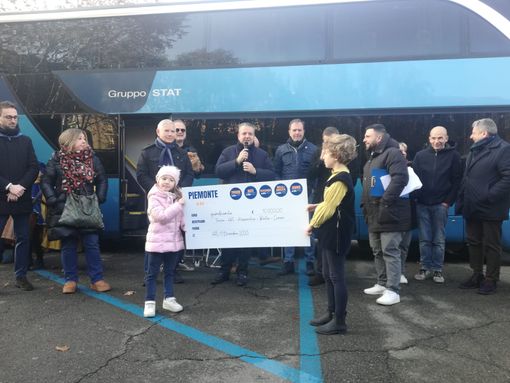 Piemonte in Bus premia con un assegno l'Ospedale Cardinal Massaia e Associazione Auser
