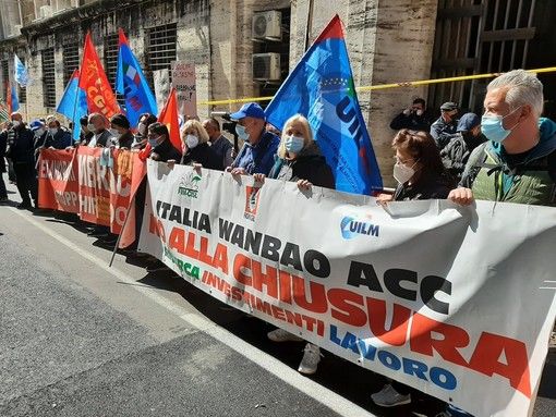 La protesta degli operai Embraco e Acc davanti al Mise La protesta degli operai Embraco e Acc davanti al Mise