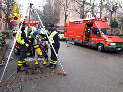 Continuano gli addestramenti dei vigili del fuoco di Asti per la sicurezza in ambienti difficili Continuano gli addestramenti dei vigili del fuoco di Asti per la sicurezza in ambienti difficili