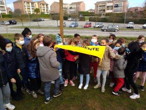 Oggi in via Madre Teresa di Calcutta i bimbi hanno partecipato alla messa a dimora di nuovi alberi