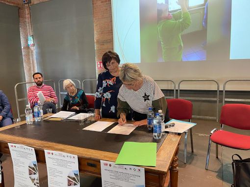 Un immagine della sottoscrizione dell'accordo