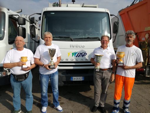 Da dx: il vincitore della guida dei camion Rinaldo Bussolino, alla sua sinistra Claudio Vercelli, vincitore bowling, alla sua sinistra il presidente del CRAL, Piero Amerio e Bussolino Cesare