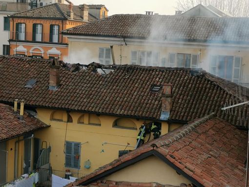 A Canelli incendio tetto all'alba