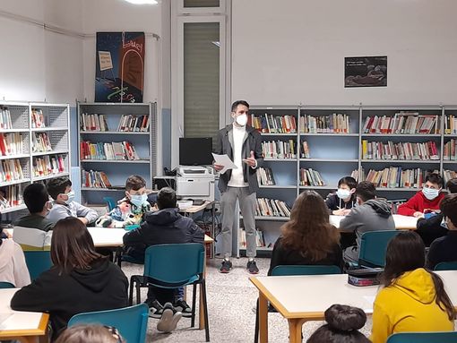 Gli studenti della "Gancia" di Canelli a lezione di "gialli" con lo scrittore Franco Monero Gli studenti della "Gancia" di Canelli a lezione di "gialli" con lo scrittore Franco Monero