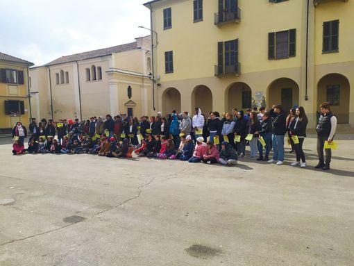 8 marzo: un flash mob degli studenti del Penna di San Damiano per le donne iraniane (FOTO)
