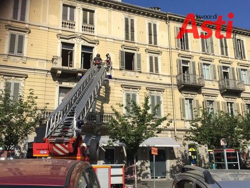Cade balcone in piazza Marconi. Nessun ferito
