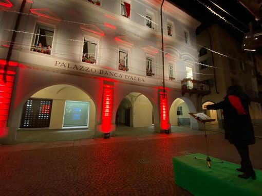 Il Palazzo Banca d’Alba si illumina in musica Il Palazzo Banca d’Alba si illumina in musica