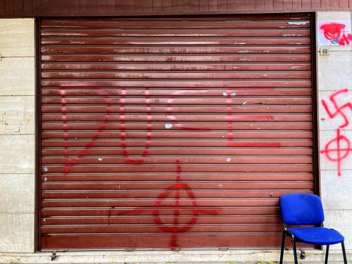 Imbrattata con scritte inneggianti a Mussolini e Hitler la sede del Coordinamento Asti Est