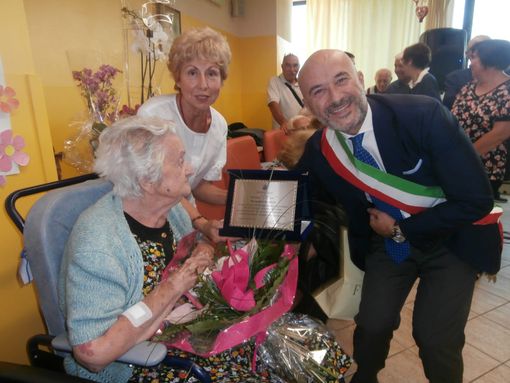 Calosso ha dato l'ultimo saluto alla sua maestra centenaria