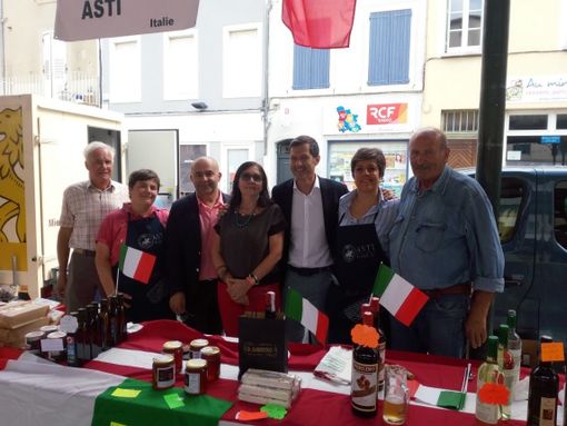 Foto di gruppo al mercatino delle città gemellate svoltosi a Valence il 22 settembre scorso Foto di gruppo al mercatino delle città gemellate svoltosi a Valence il 22 settembre scorso