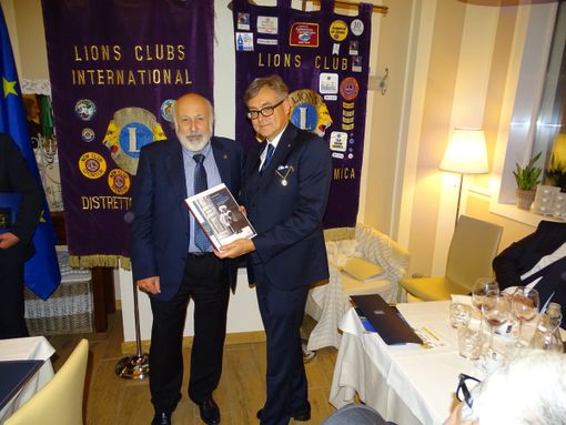 Un immagine della visita del Governatore del Distretto 108la3 Erminio Ribet, qui ritratto con il presidente Giancarlo Boglietti (foto tratta dalla pagina Facebook del Club)