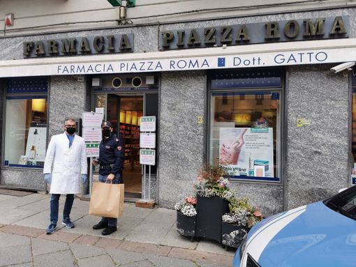 Emergenza coronavirus: la farmacia “Piazza Roma” dona 100 mascherine alla Questura Emergenza coronavirus: la farmacia “Piazza Roma” dona 100 mascherine alla Questura