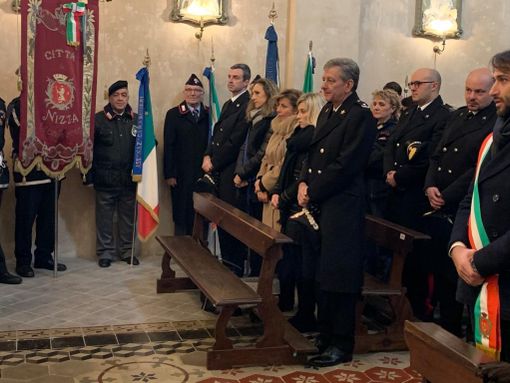 Nella foto, da sinistra a destra: il ten. col. Breda, la vice presidente Baino, la vedova, la figlia Lucrezia e il generale Iacobell. Alle spalle di quest'ultimo, il comandante della Compagnia di Canelli, cap. Alessandro Caprio Nella foto, da sinistra a destra: il ten. col. Breda, la vice presidente Baino, la vedova, la figlia Lucrezia e il generale Iacobell. Alle spalle di quest'ultimo, il comandante della Compagnia di Canelli, cap. Alessandro Caprio