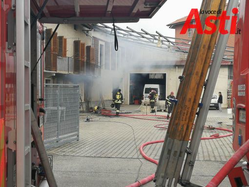 Asti: vigili del fuoco impegnati nel contenimento di un incendio in via Scotti (zona corso Savona) Asti: vigili del fuoco impegnati nel contenimento di un incendio in via Scotti (zona corso Savona)