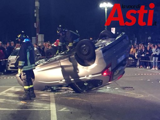 Utilitaria si ribalta in piazza Campo del Palio dopo un violento urto con un’altra auto