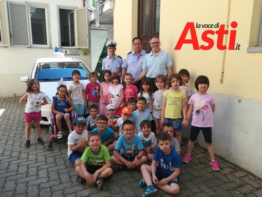 I bimbi con gli agenti della Municipale e, primo da destra, il sindaco Cavallero
