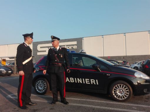Cercavano di uscire dal supermercato con oltre 500 euro di spesa non pagata: denunciate