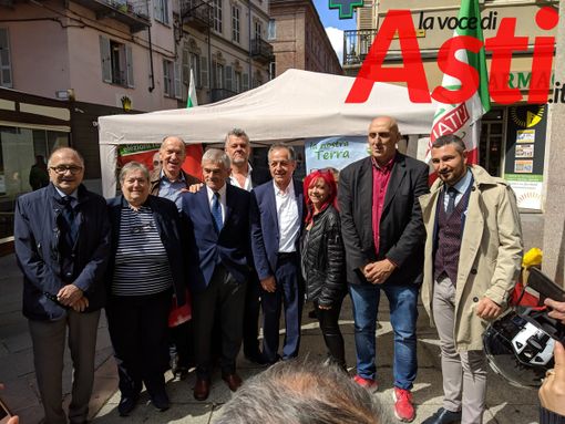 Sergio Chiamparino con gran parte dei candidati astigiani della coalizione che lo sostiene Sergio Chiamparino con gran parte dei candidati astigiani della coalizione che lo sostiene