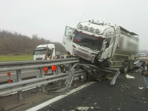 Spettacolare incidente stradale sul tratto astigiano dell'A21