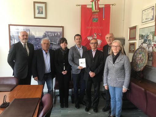 Il neo maestro Pierluigi Rossi accanto al presidente della Provincia, la moglie (a destra del Presidente) e la delegazione dei Maestri del Lavoro di Asti