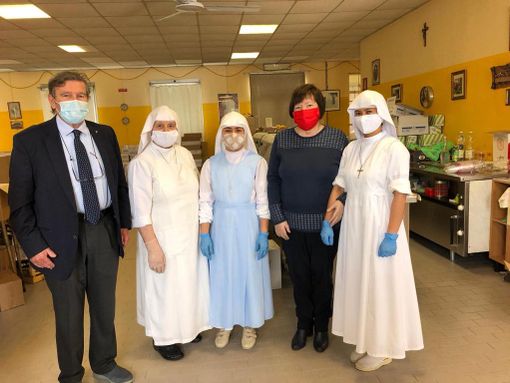 Il dottor Ercole e l'assessore Mariangela Cotto con alcune delle suore che si occupano della Mensa Sociale Il dottor Ercole e l'assessore Mariangela Cotto con alcune delle suore che si occupano della Mensa Sociale