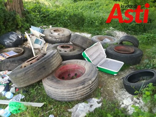 Pneumatici, vecchie tv, un divano… di nuovo piena di rifiuti una discarica abusiva rimossa meno di un mese fa Pneumatici, vecchie tv, un divano… di nuovo piena di rifiuti una discarica abusiva rimossa meno di un mese fa