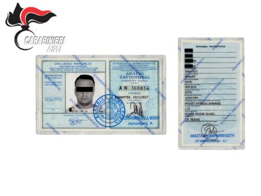 I documenti falsi mostrati dall'arrestato
