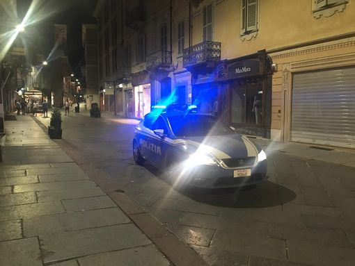 Una pattuglia della Polizia impegnata in un controllo notturno