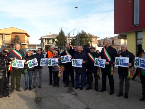 Asti-Cuneo, a Roreto di Cherasco è scattata la protesta dei sindaci Asti-Cuneo, a Roreto di Cherasco è scattata la protesta dei sindaci