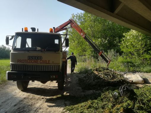 Ripulita una estesa discarica abusiva con rifiuti ammassati nell’area dell’Isolone Ripulita una estesa discarica abusiva con rifiuti ammassati nell’area dell’Isolone