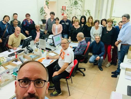 La curiosità post elettorale: selfie del sindaco con i dipendenti dell'Ufficio Anagrafe