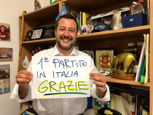 La foto postata, già ieri notte a poche ore dalla chiusura delle urne, da Matteo Salvini sul suo profilo Facebook