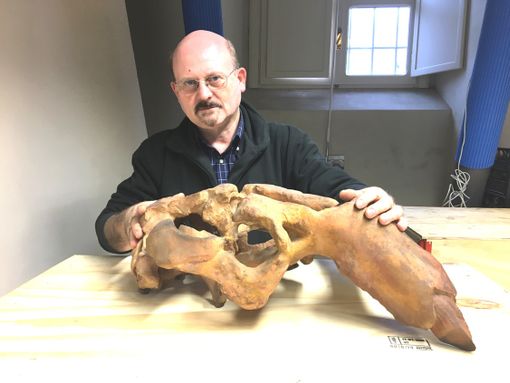 Piero Damarco ritratto con il sirenide di Montiglio