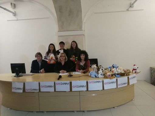 Gianluca Forno, Angela Motta, Laura Nosenzo con alcuni ragazzi della 3C Gianluca Forno, Angela Motta, Laura Nosenzo con alcuni ragazzi della 3C