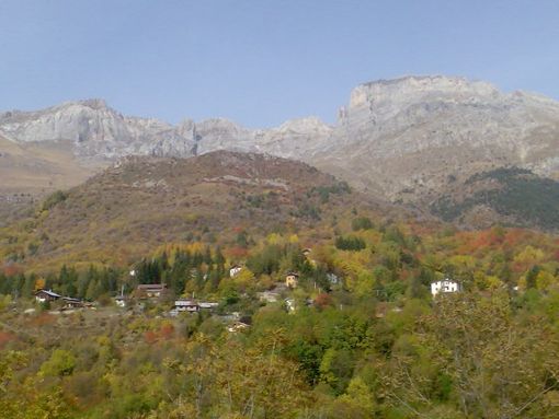 Veduta autunnale di Viozene d'Ormea (CN), punto di partenza della GTA - (Di Fabio281 di Wikipedia in italiano - Trasferito da it.wikipedia su Commons., CC BY-SA 3.0, https://commons.wikimedia.org/w/index.php?curid=6653908)