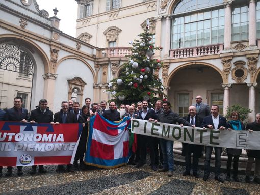 Il Piemonte dice sì all'autonomia differenziata come regalo di Natale: la Lega intona l'inno regionale Il Piemonte dice sì all'autonomia differenziata come regalo di Natale: la Lega intona l'inno regionale