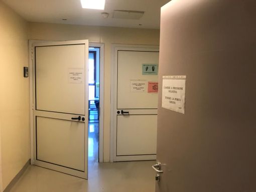 L'accesso alle stanze &quot;a pressione negativa&quot; del reparto Malattie Infettive del Massaia e nella foto a fine articolo una delle stanze