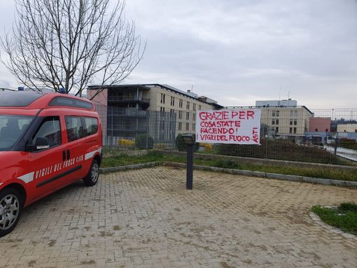"Grazie per cosa state facendo!" Il ringraziamento dei Vigili del Fuoco di Asti al personale sanitario in lotta contro il coronavirus "Grazie per cosa state facendo!" Il ringraziamento dei Vigili del Fuoco di Asti al personale sanitario in lotta contro il coronavirus