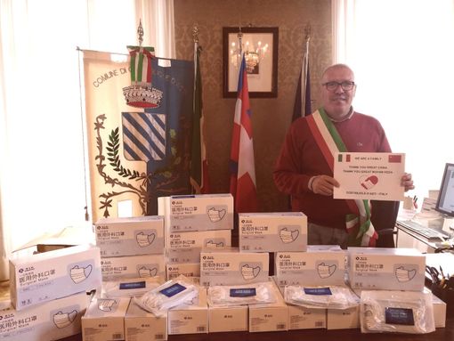 Il sindaco di Costigliole d'Asti, Enrico Alessandro Cavallero, con la fornitura di mascherine