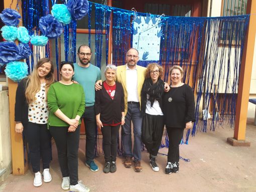 il sindaco Rasero con la presidente di Ama Paola Bombaci alla sua sinistra, la segretaria Mirella Esperte (alla sua destra) e lo staff dell’associazione