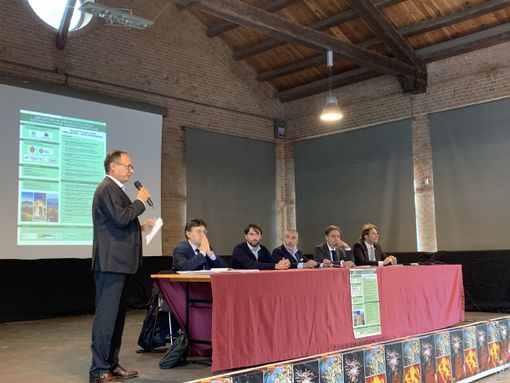 Il Tavolo dei relatori: da sinistra l’architetto Alessandro Boano organizzatore della giornata di studio, Roberto Cerrato direttore Sito UNESCO, Simone Nosenzo sindaco di Nizza Monferrato, Fabio Carosso vicepresidente della Regione Piemonte, Fabio Musso presidente Ordine degli Architetti di Asti, Massimiliano Fadin segretario Chapter Piemonte GBC Italia Il Tavolo dei relatori: da sinistra l’architetto Alessandro Boano organizzatore della giornata di studio, Roberto Cerrato direttore Sito UNESCO, Simone Nosenzo sindaco di Nizza Monferrato, Fabio Carosso vicepresidente della Regione Piemonte, Fabio Musso presidente Ordine degli Architetti di Asti, Massimiliano Fadin segretario Chapter Piemonte GBC Italia