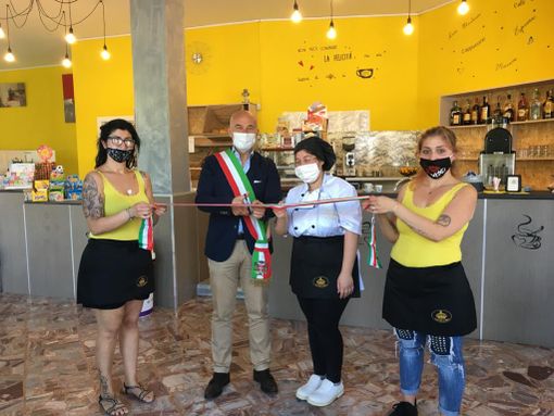 Taglio del nastro alla presenza del sindaco di Calosso, Pierfrancesco Migliardi