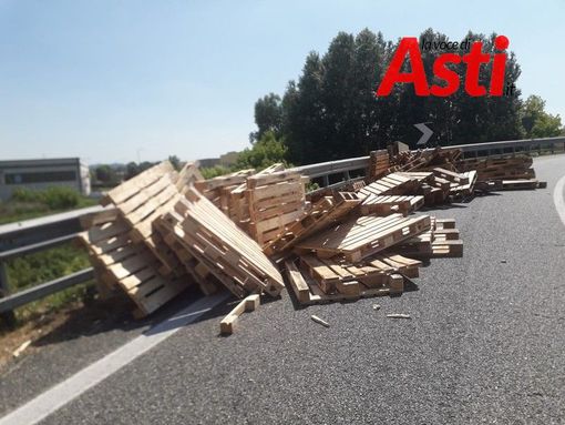 Tragedia sfiorata sulla tangenziale, camion perde le pedane che stava trasportando Tragedia sfiorata sulla tangenziale, camion perde le pedane che stava trasportando