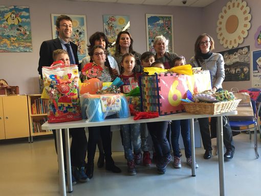 Il Commissario Asl Messori Ioli con insegnati e bimbi della Primaria di Isola