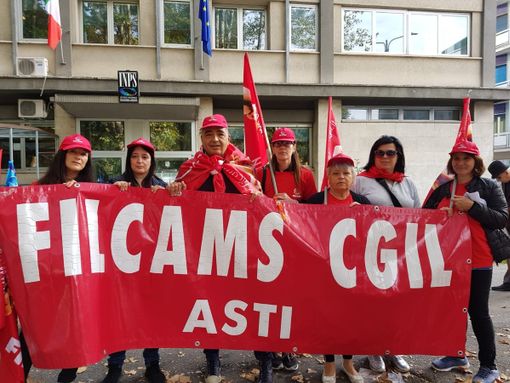 Senza stipendio da 4 mesi, addette alle pulizie di enti pubblici tornano a manifestare Senza stipendio da 4 mesi, addette alle pulizie di enti pubblici tornano a manifestare