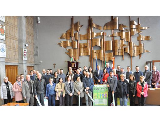 Il presidente Gabusi con i sindaci aderenti Il presidente Gabusi con i sindaci aderenti