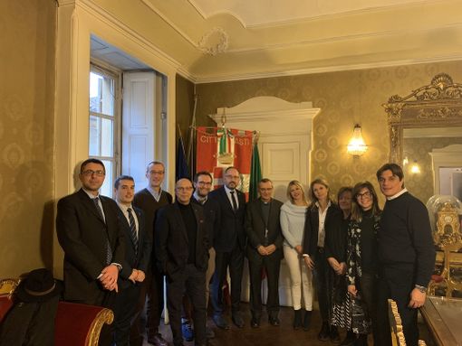 La giunta e il Segretario comunale con il vescovo Marco Prastaro La giunta e il Segretario comunale con il vescovo Marco Prastaro