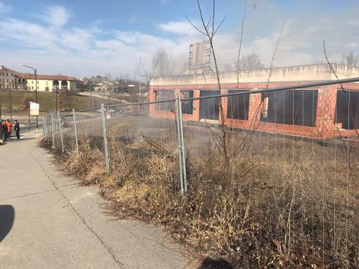 Incendio di sterpaglie dietro l'ospedale, situazione sotto controllo