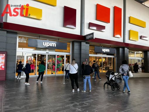 Curiosità e folla per l'inaugurazione, al Borgo, della nuova Upim