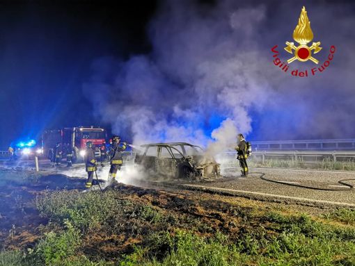 Ancora un incendio auto in autostrada, nessun ferito